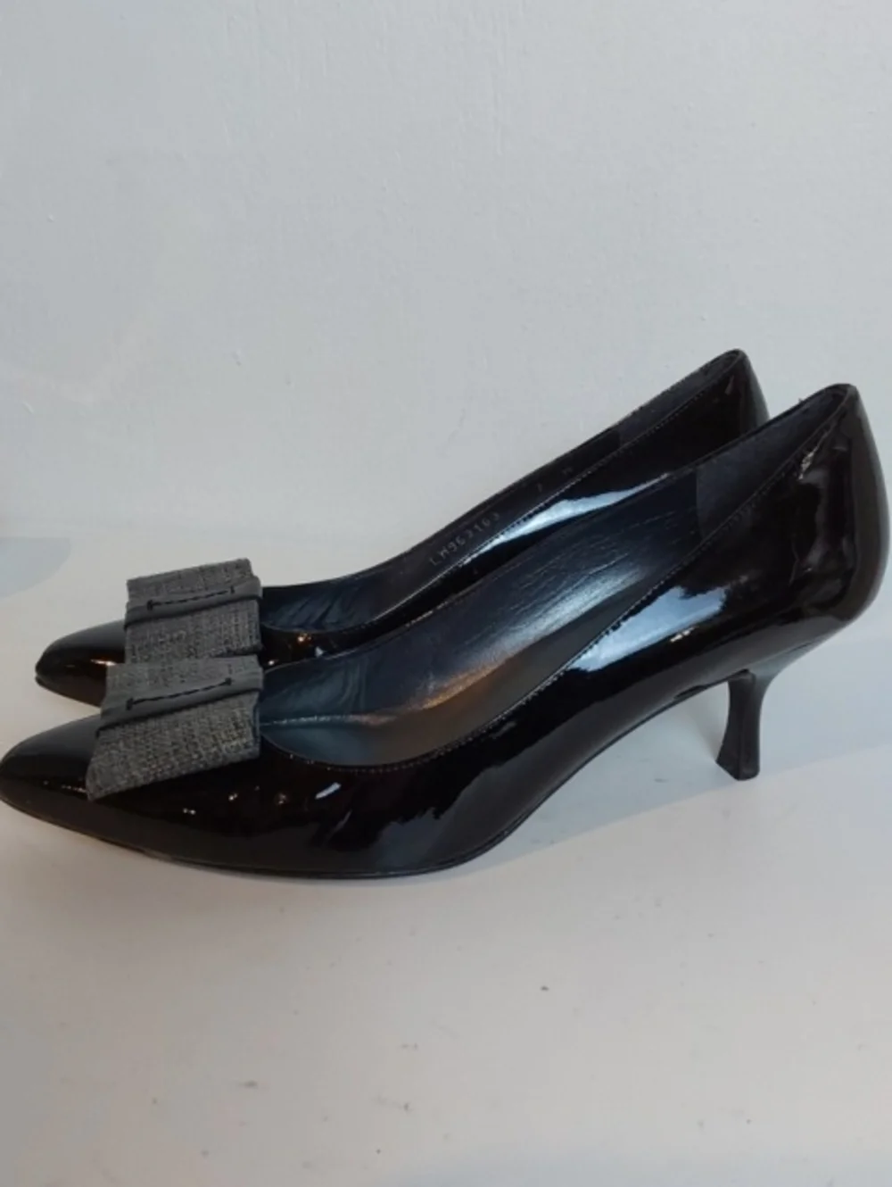 Stuart Weitzman| Black Patent Pointed Heels with Gray Bow Accent Toe Sz. 7